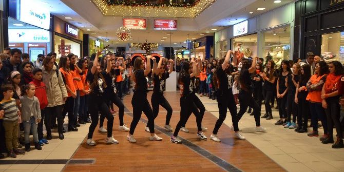 Öğrencilerden Kadına Yönelik Şiddete Karşı “Flash Mob Dans Gösterisi”