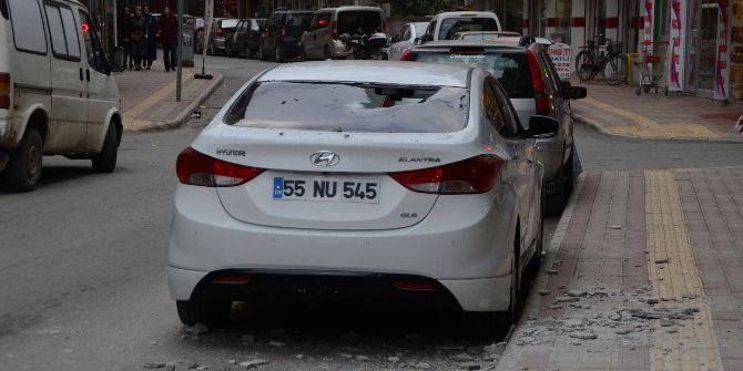 Apartmandan Düşen Sıva Maddi Zarara Yol Açtı