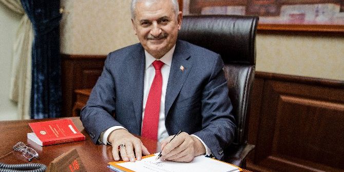 Başbakan Yıldırım’ın Anayasa Değişikliği Teklifini İmzalamasının Fotoğrafı Paylaşıldı