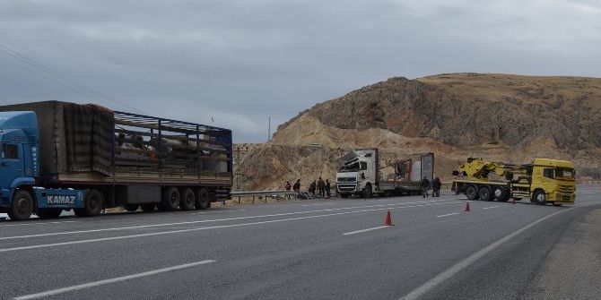 Adilcevaz’da Virajı Alamayan Tır Devrildi; 1 Yaralı