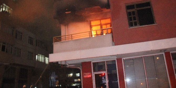 Apartmanda Çıkan Yangında Kurtarma Operasyonu