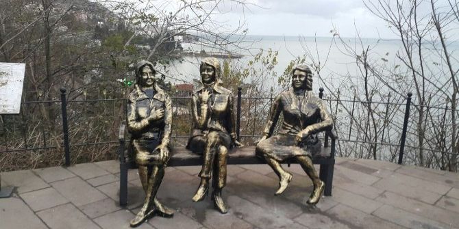 3 Kız Heykeli Yeniden Yan Yana