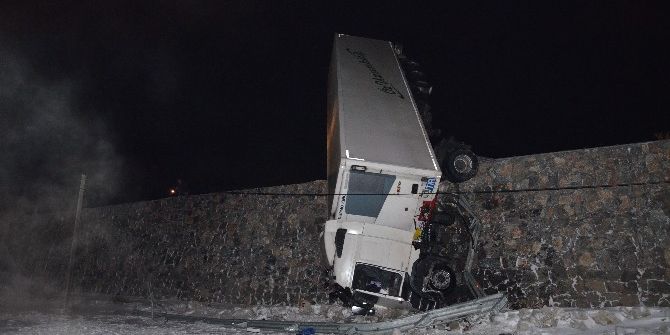 Buzlu Yolda Kayan Tır Şaha Kalktı