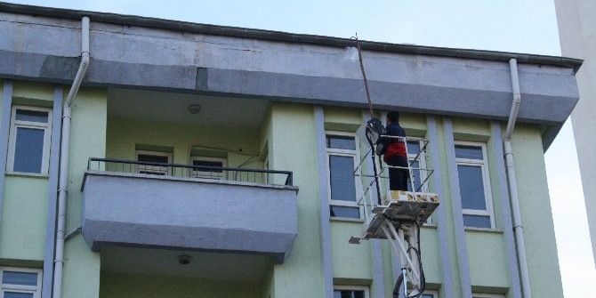 Yozgat Belediyesi Ekipleri, Çatıda Oluşan Buz Kütlelerini Temizledi