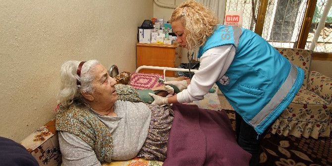 Yaşlı Ve Hastalar Güvenli Ellerde