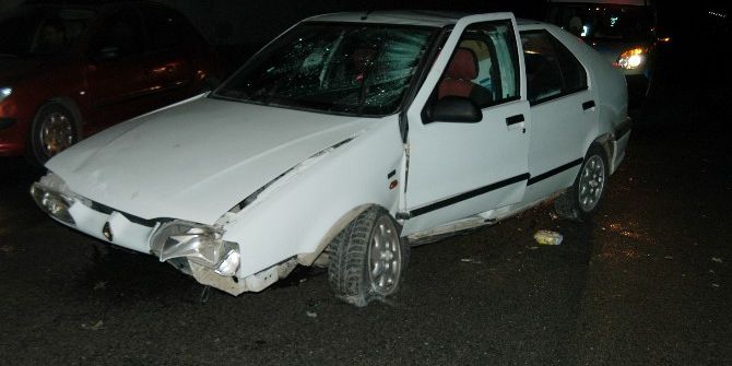 Otomobil Orta Refüje Çarptı: 2 Yaralı