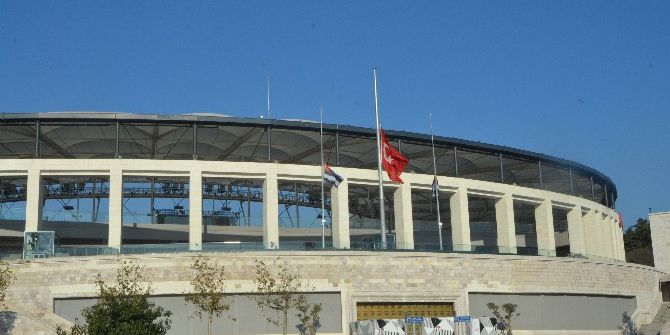 Bir Günlük Milli Yas İlan Edilmesinin Ardından İstanbul’da Bayraklar Yarıya İndirildi