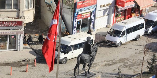 Hakkari’de Bayraklar Yarıya İndirildi