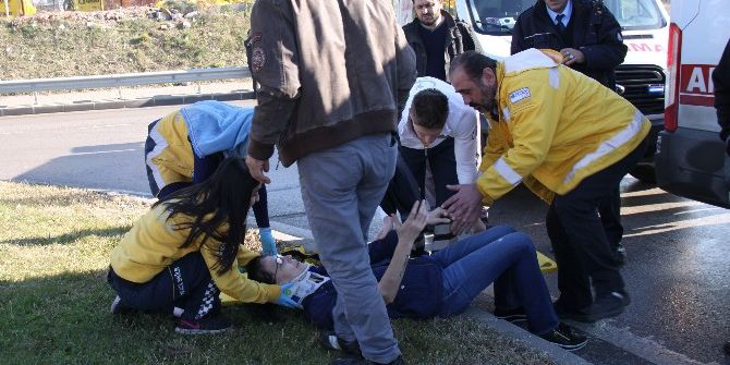 Kavşakta Durmayan Otomobile Otobüs Çarptı: 2 Yaralı