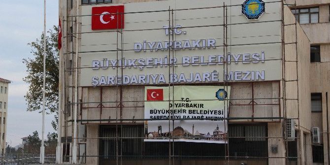 Diyarbakır Büyükşehir Belediyesi’ne Yeni Tabela Asıldı