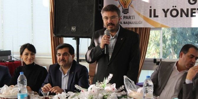 Ak Parti Yönetimi Eski Yöneticilerle Bir Araya Geldi