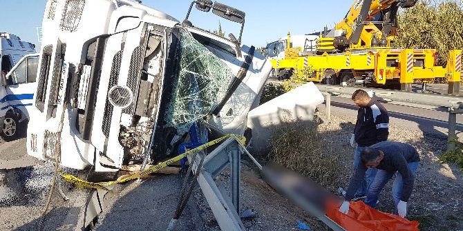 Kaza Geçiren Tır Sürücüsü Öldü, Firma Yetkilileri Çimento Peşine Düştü