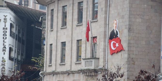 Giresun’da Bayraklar Yarıya İndirildi