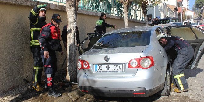 Bir Anda Tütmeye Başlayan Araç Paniğe Neden Oldu