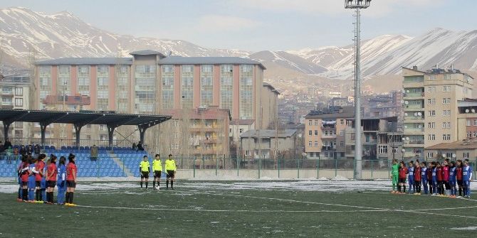 Kadın Futbolculardan Şehitlere Saygı