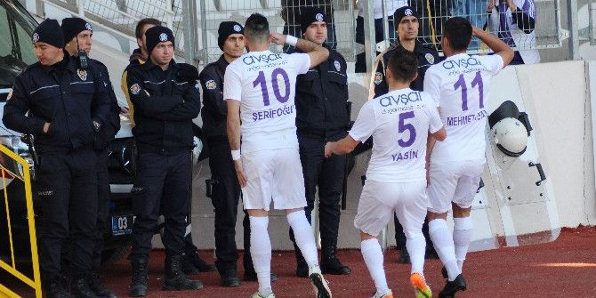 Futbolcu Gol Sevincini Polis Memurlarına Selam Durup, Sarılarak Gösterdi