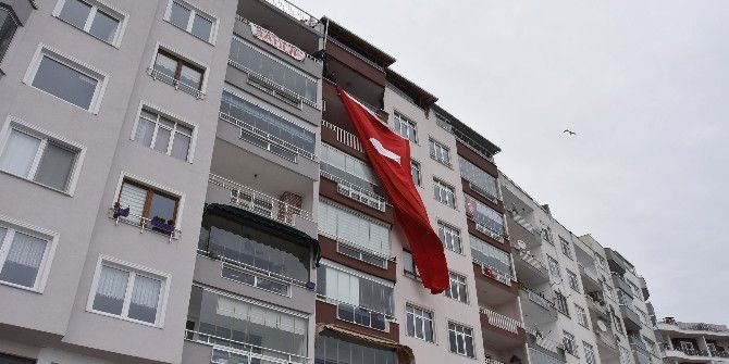 Patlamada Ölen Berkay’ın Evine Dev Türk Bayrağı Asıldı