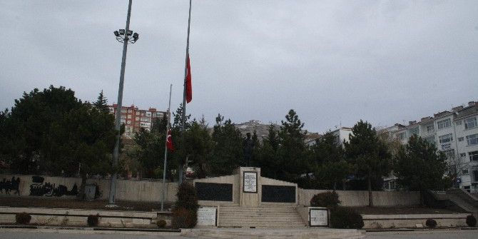 Yozgat’ta Milli Yas Nedeniyle Bayraklar Yarıya Çekildi