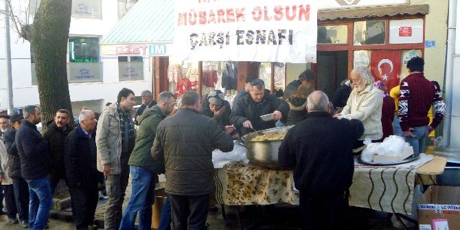 Bilecik’te Çarşı Esnafı Helva Dağıttı