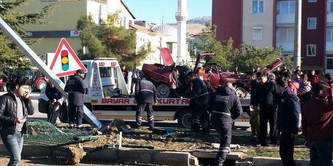 Direğe Çarpan Otomobil İkiye Ayrıldı: 3 Yaralı