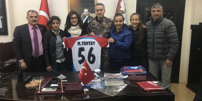 Emniyet Müdürü Tokyay’a Forma Hediye Ettiler