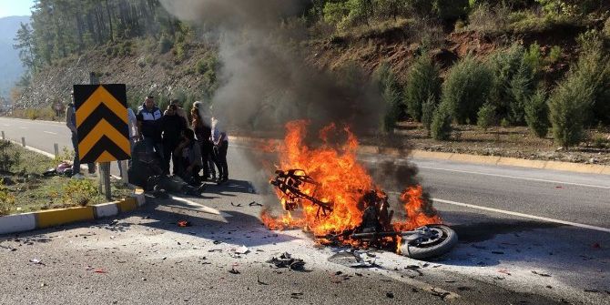 Kamyonetle Çarpışan Motosiklet Alev Alev Yandı: 1 Yaralı