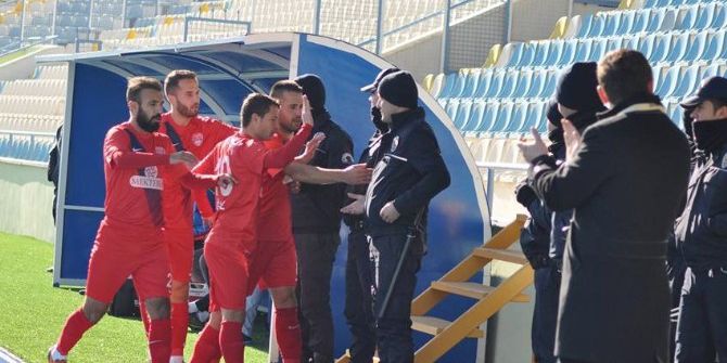 Gol Sevincinde Çevik Kuvvet Polislerine Koştular