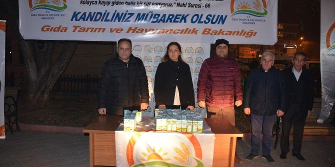 Mevlid Kandili Dolayısıyla Süt Dağıtıldı