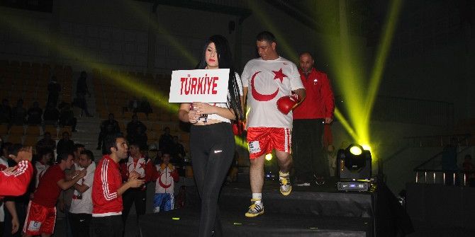 Yumruklar Demokrasi Şehitleri İçin Atıldı