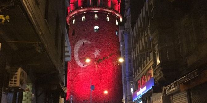 15 Temmuz Şehitler Köprüsü Ve Galata Kulesi’ne Teröre Tepki İçin Türk Bayrağı Yansıtıldı
