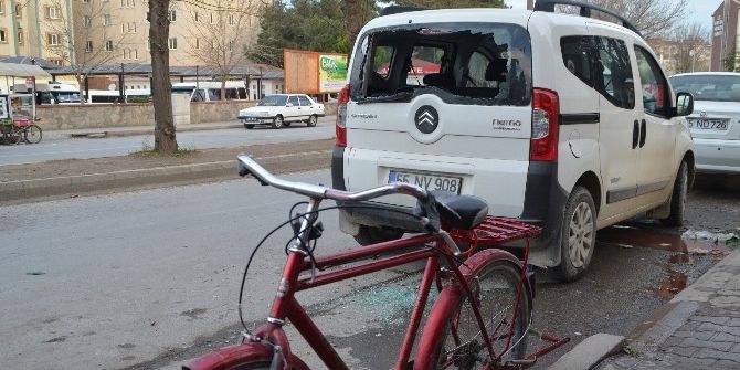 Kamyonete Çarpan Bisikletli Çocuk Yaralandı