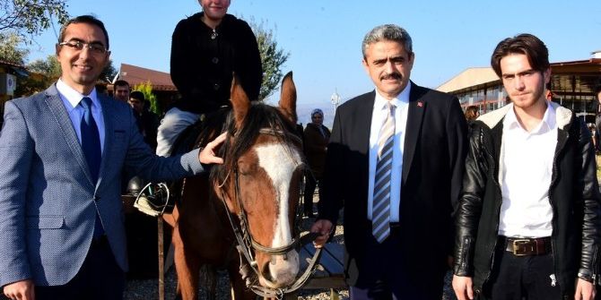 Özel Çocuklar At Üzerinde Terapiyle Hayata Bağlanmaya Devam Ediyor