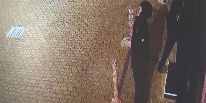 Acemi Hırsızlar İkinci Defa Geldikleri Dükkanın Kapısını Açamadı, O Anlar Güvenlik Kamerasına Yansıdı...