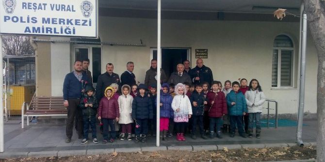 Minikler Polis Amcalarını Unutmadı