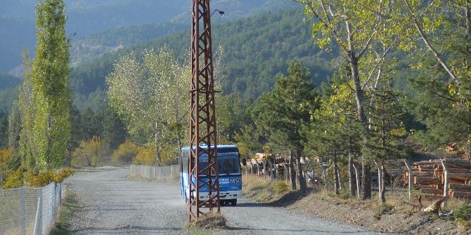 Tosya’da Yol Ortasında Kalan Elektrik Direği Kaldırıldı