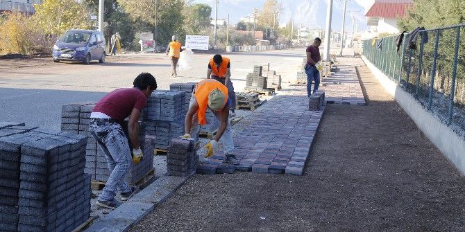 Döşemealtı’nda Kaldırımlar Renkleniyor