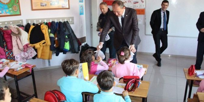 Biga’da Öğrencilere Elma Dağıtıldı