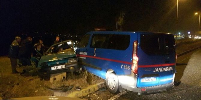 Jandarma Minibüsü İle Otomobil Çarpıştı: 7 Yaralı