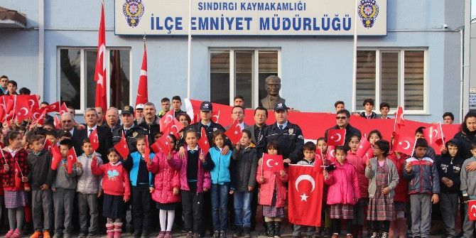 Öğretmen Ve Öğrenciler Polisin Yanında
