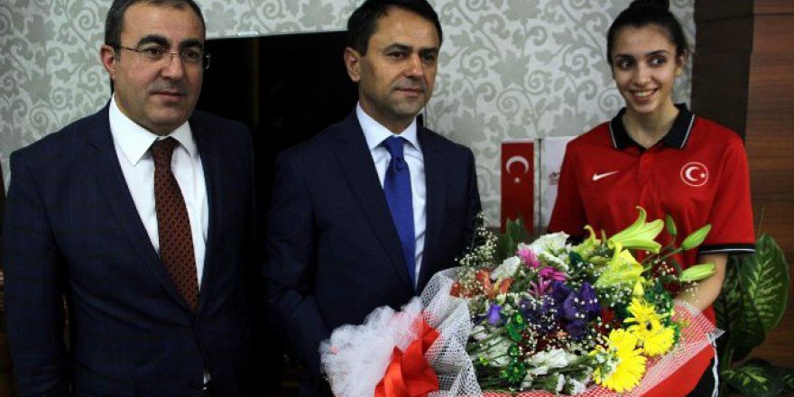 Milli Sporcular Vali Aktaş’ı Ziyaret Etti