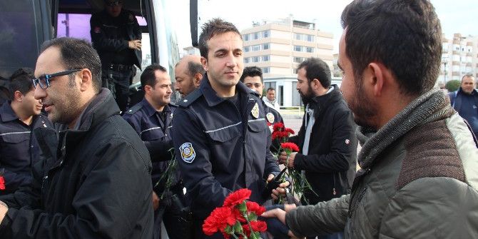 Gazetecilerden Çevik Kuvvete Karanfil