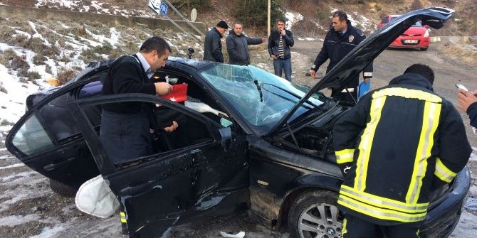 Yoldan Çıkan Otomobil, Tarlaya Uçtu: 2 Yaralı