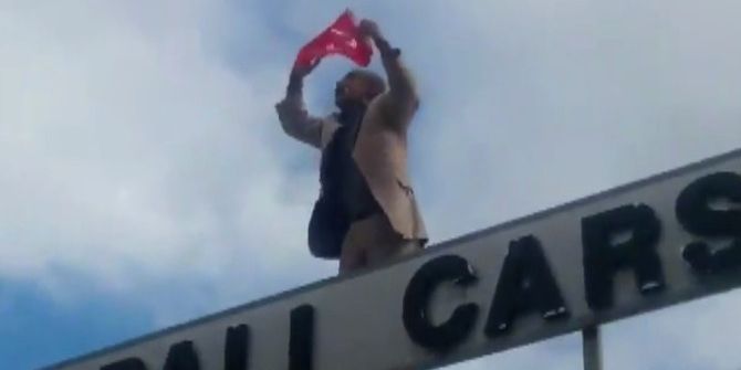 Şehit Haberlerine Dayanamayan Vatandaş Meydanda Tek Başına Eylem Yaptı