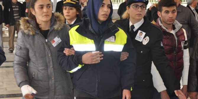 Karnında Bebeği, Üstünde Üniforması İle Şehidini Uğurladı