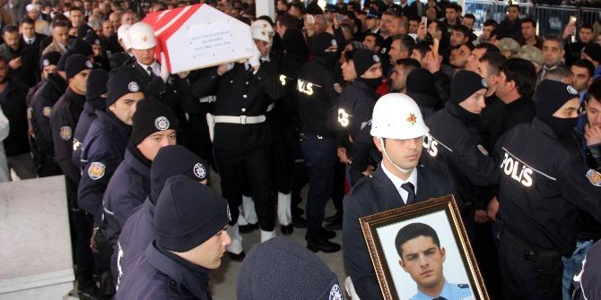 Şehit Ağabeyini Selam Durarak Son Yolculuğuna Uğurladı