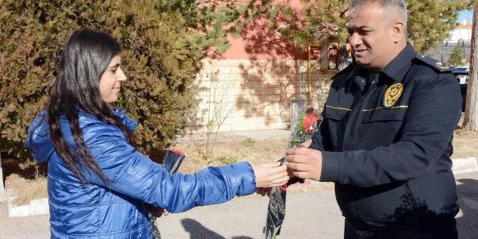Aksaray’da Lise Öğrencilerinden Polise Destek