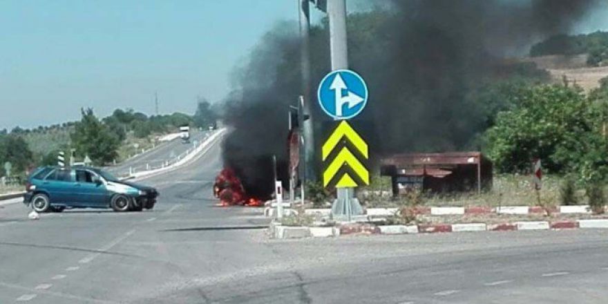 Kaza Yapan Otomobil Alev Aldı