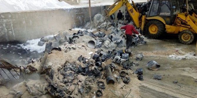 Kanalizasyon Şantiyesindeki Kullanılmayan Plastik Boru Atıkları Yandı