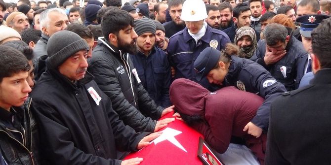 Muş Şehidine Ağladı