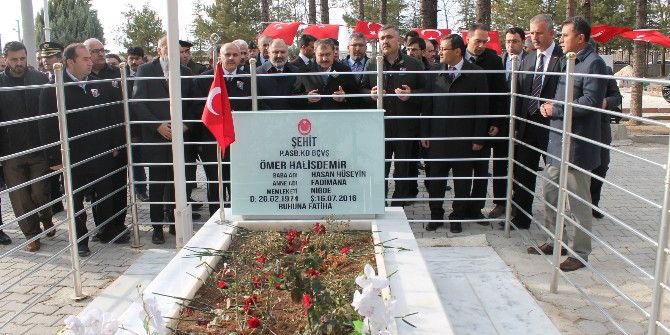 Bakan Eroğlu’ndan Ömer Halisdemir’in Kabrine Ziyaret